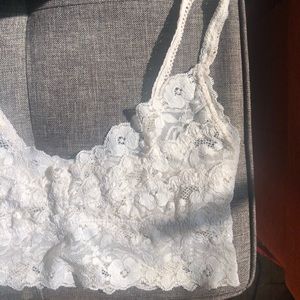 Moving 📦 White Lace Bralette 🤍